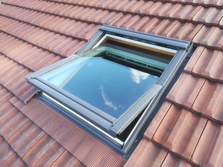 Pose d'un velux sous les toits par Ombré Fenêtre