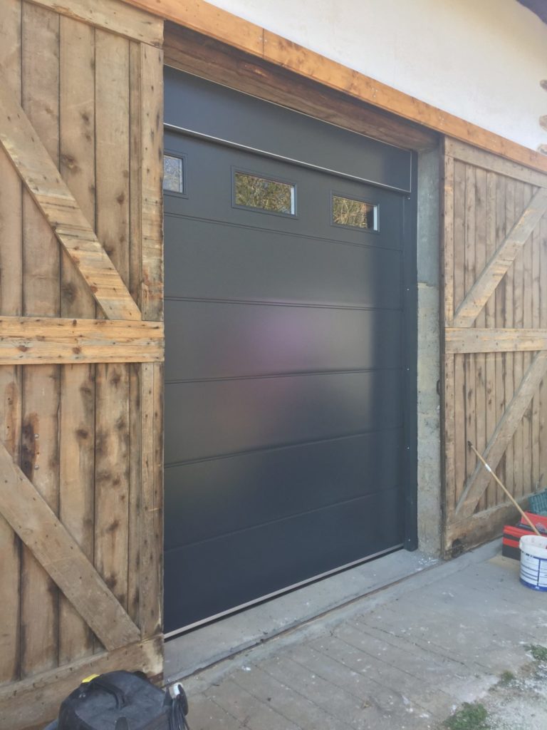 Splendide porte de garage sectionnelle grand format posée aujourd'hui à Marboz (ain)