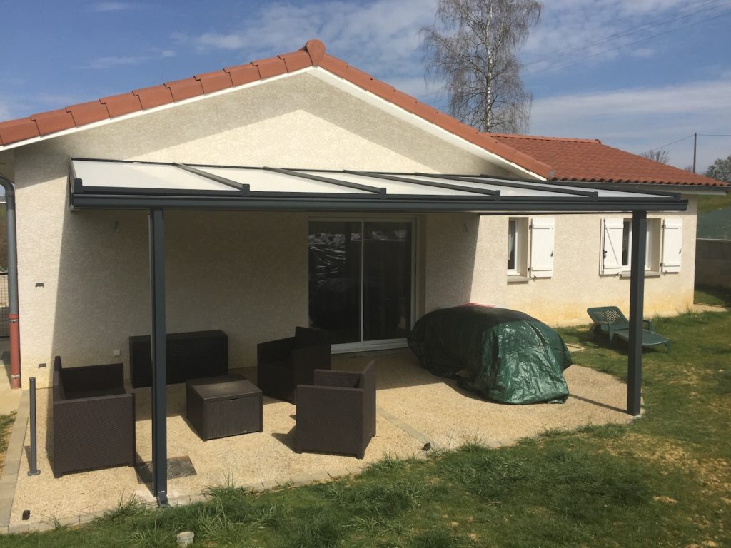 Pose d'une pergola fabrication maison ce lundi à Villemotier (Ain)