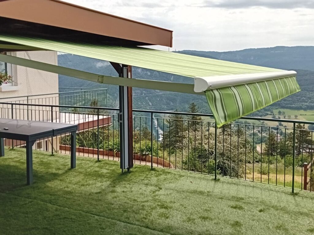 Nouveau store banne installé, parfaitement intégré à son environnement !