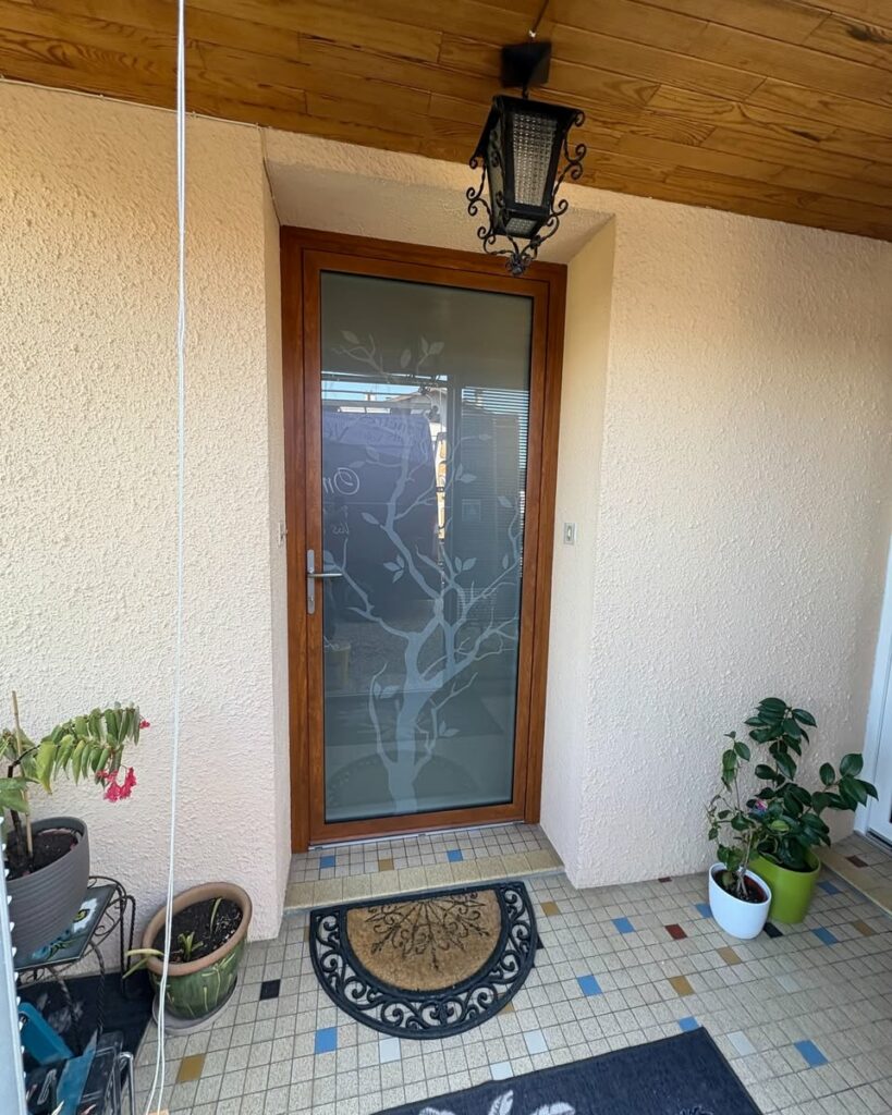 Pose d'une jolie porte d'entrée Atlantem