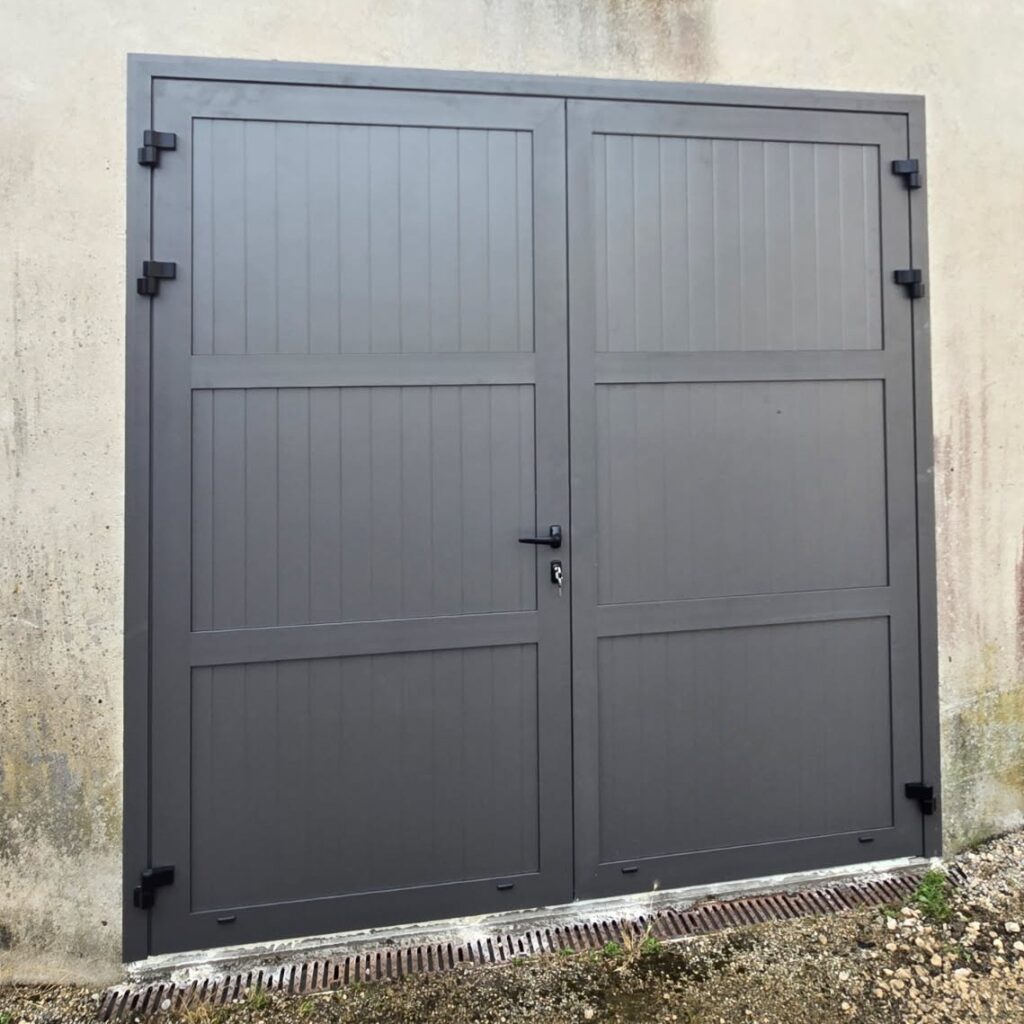 Porte de garage battante en aluminium