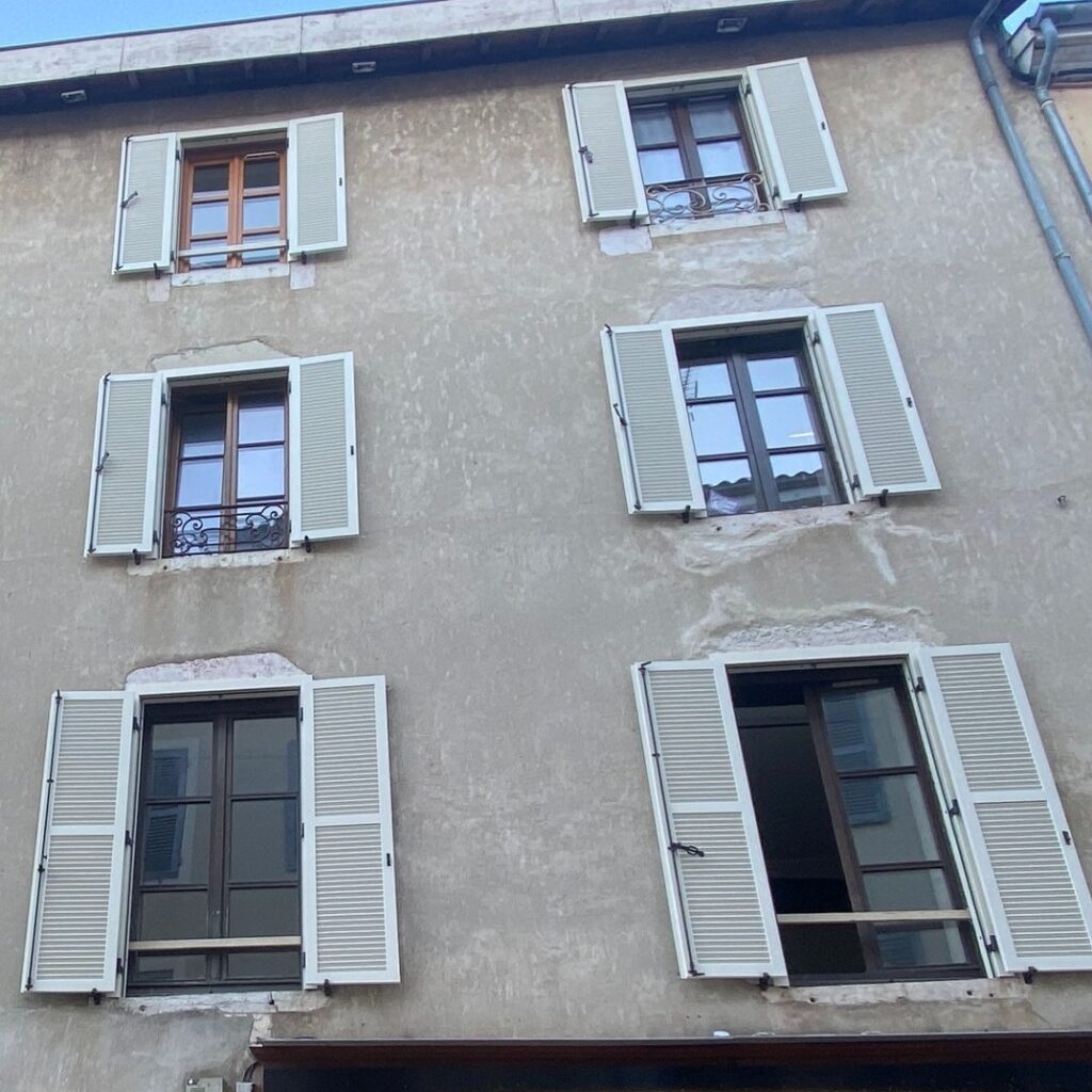 Chantier volets bois/pré-cadre alu.... en ville....pas simple.... mais en sécurité !