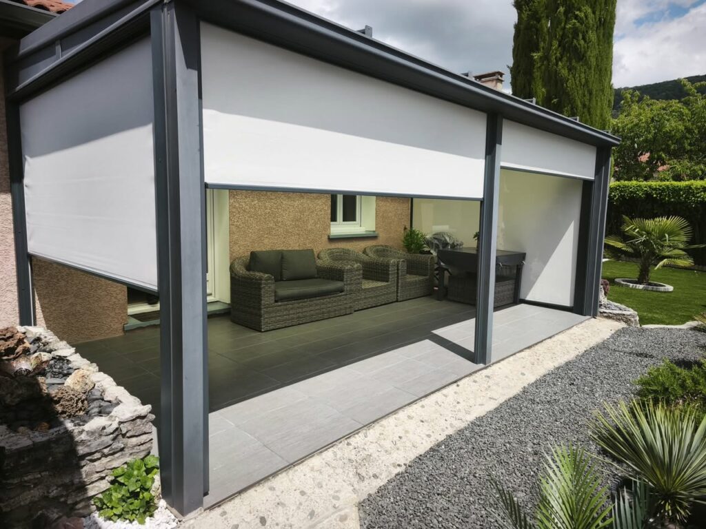 Le store zip, produit star de l'été, sur une fenêtre....une veranda.... ou une pergola