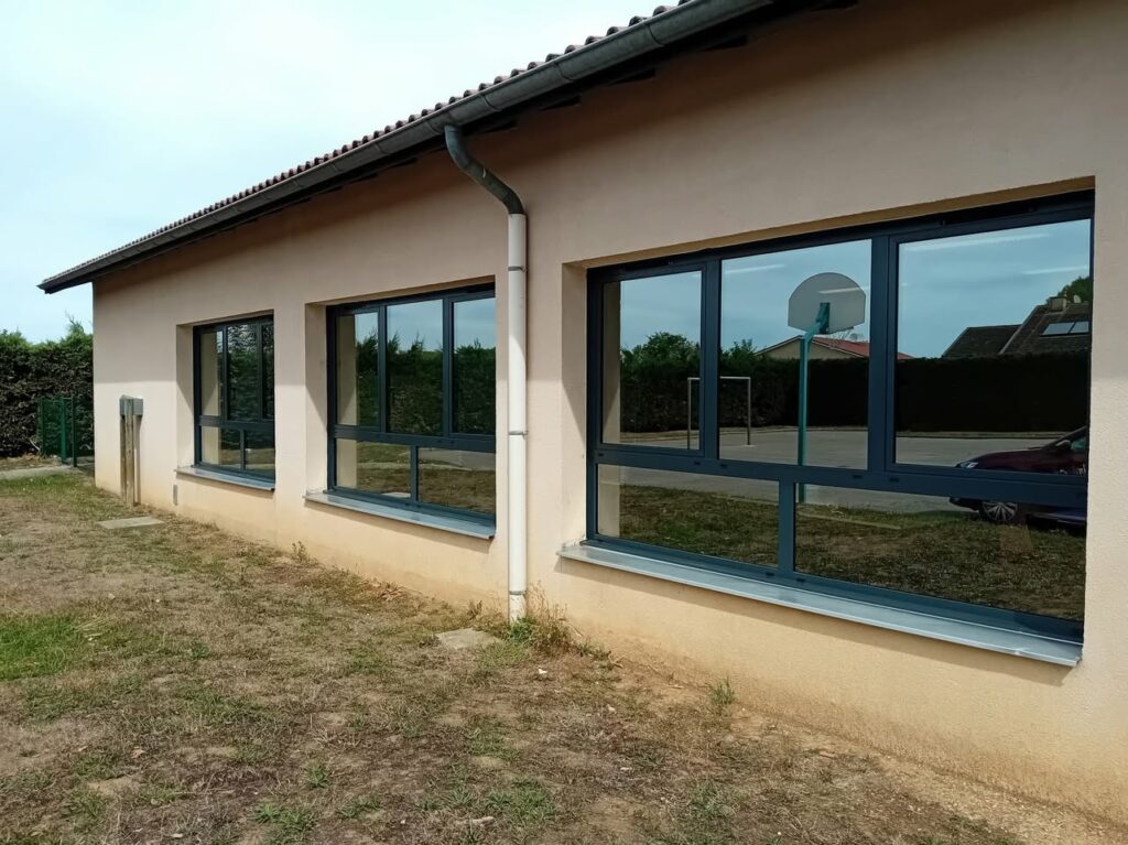 Nouvelles menuiseries pour la rentrée de l'école primaire !